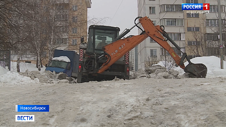 В Новосибирске начали расчищать от снега территории около школ и детских садов