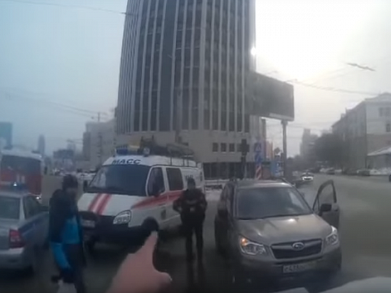 Водитель «ВАЗа» и женщина-пассажир пострадали в аварии в центре Новосибирска
