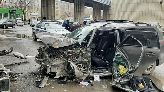В Новосибирске пассажир погиб из-за пьяного водителя при наезде машины на дерево