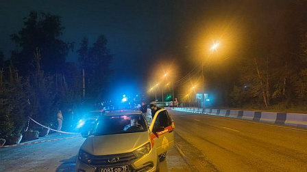 В Новосибирске автомобиль выехал на тротуар и насмерть сбил велосипедиста