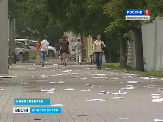 Сегодня улицу Большевистскую в районе Речного вокзала завалило бумагой