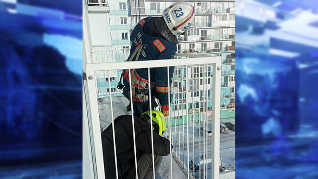 В Новосибирске 42-летний мужчина с ножом угрожал спрыгнуть с седьмого этажа