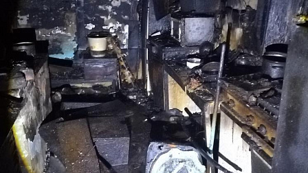 Во время пожара в Новосибирске погибли хозяин горящей квартиры и его гость