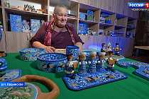 Новосибирская художница уникальной росписью оживляет сказку на ёлочных шарах