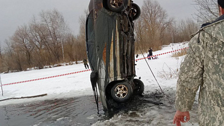 Со дна озера под Новосибирском подняли автомобиль с трупом внутри