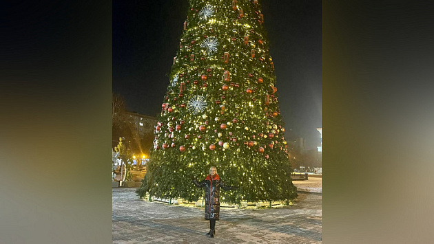 Главную елку Новосибирска установили в Театральном сквере