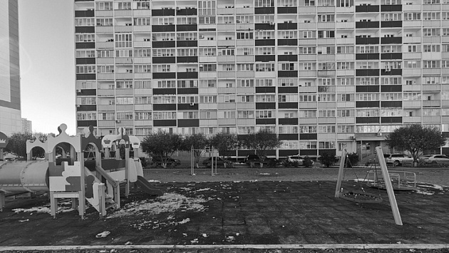 Труп мужчины нашли под окнами жилого дома на улице Виктора Уса в Новосибирске