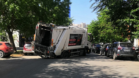 На улице Ленина в Новосибирске в асфальт провалился многотонный мусоровоз