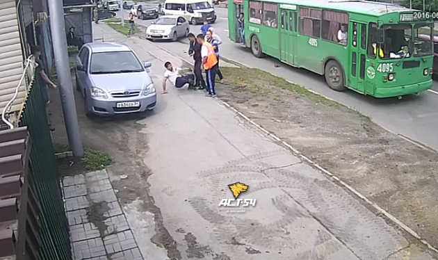 Водители троллейбусов устроили драку прямо на дороге