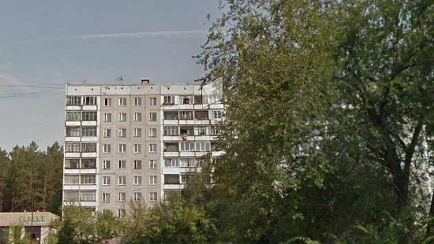 Новосибирские пожарные спасли двух человек из многоэтажки
