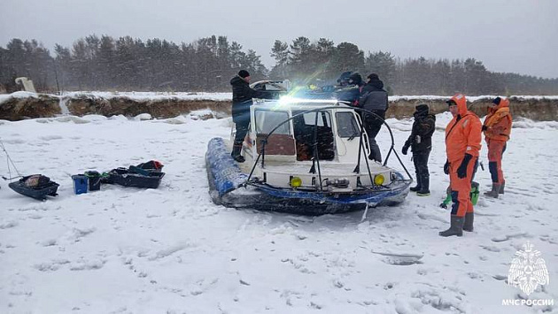 Новосибирские спасатели сняли 13 рыбаков с оторвавшейся льдины в Обском море