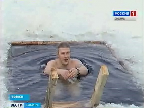 Новый год томские моржи отметили праздничным заплывом