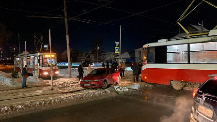 В Новосибирске трамвай протаранил иномарку на улице Титова