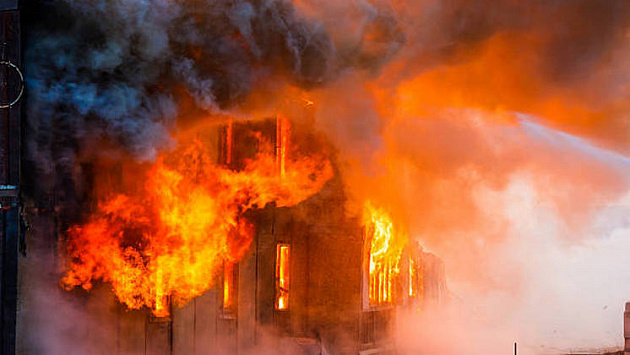 Под Новосибирском мужчина погиб во время пожара в строительной бытовке