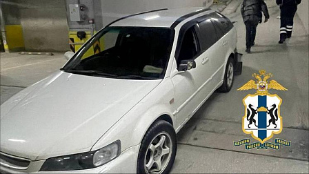 В Новосибирске автомобиль протаранил ворота подземной парковки