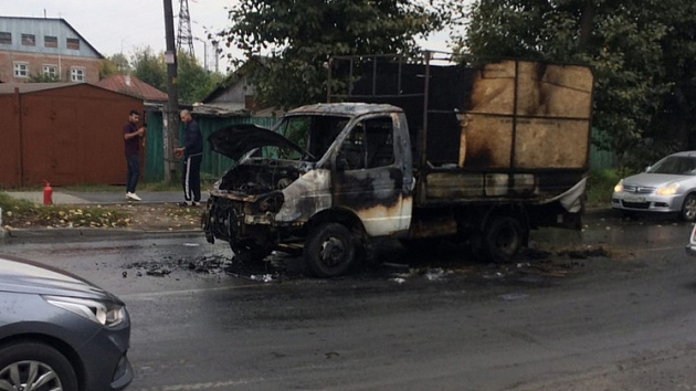 В Новосибирске вечером сгорел небольшой грузовой автомобиль