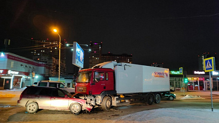 В Новосибирске автомобилист пострадал в ДТП с грузовиком 