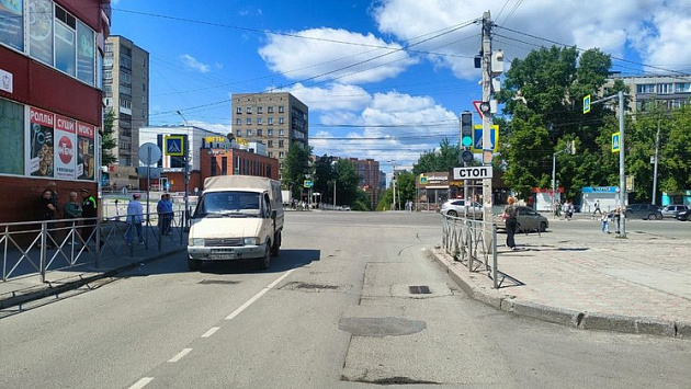 В Новосибирске «Газель» сбила на пешеходном переходе ребёнка на самокате