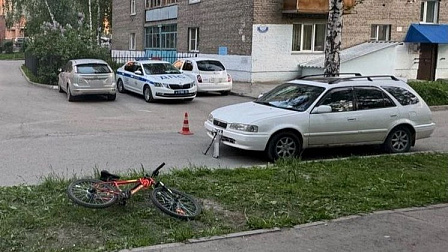 В Новосибирске машина сбила восьмилетнего велосипедиста во дворе дома