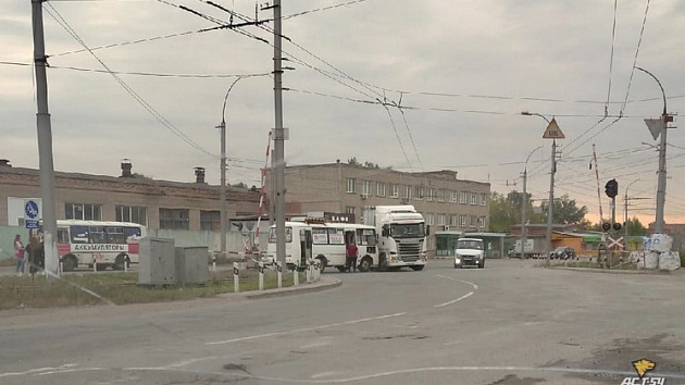 В Ленинском районе Новосибирска в ДТП столкнулись автобус и большегруз