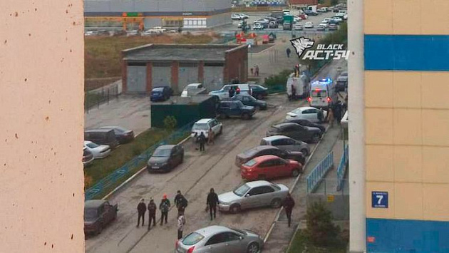В Новосибирске 26-летний мужчина выпал с четвертого этажа на козырек подъезда