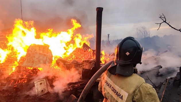 Два человека погибли при пожаре в одной из деревень в Новосибирской области