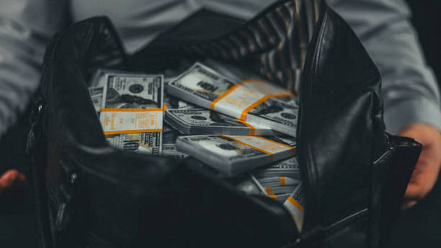 В Новосибирске пресекли незаконный вывоз 3,4 тысяч долларов в Узбекистан