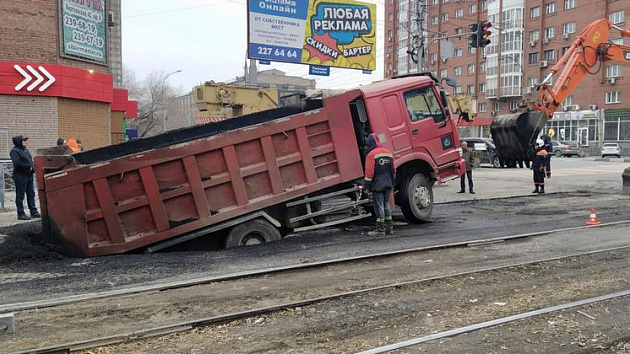 В левобережье Новосибирска на дороге провалился грузовик с асфальтом