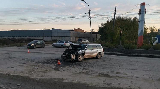 Три человека попали в больницу после аварии с КАМАЗом в Новосибирске