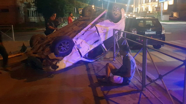 В центре Новосибирска ночью перевернулся автомобиль