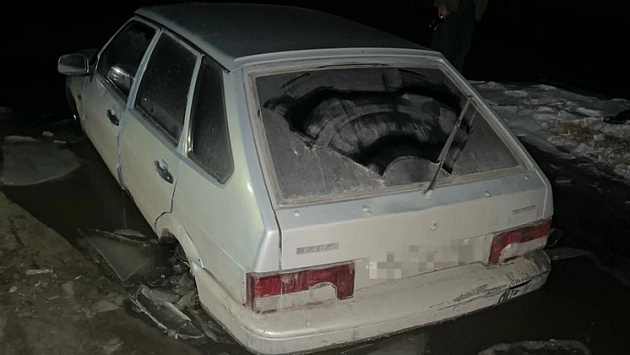 В Новосибирской области спасли двух людей из тонущего в болоте автомобиля