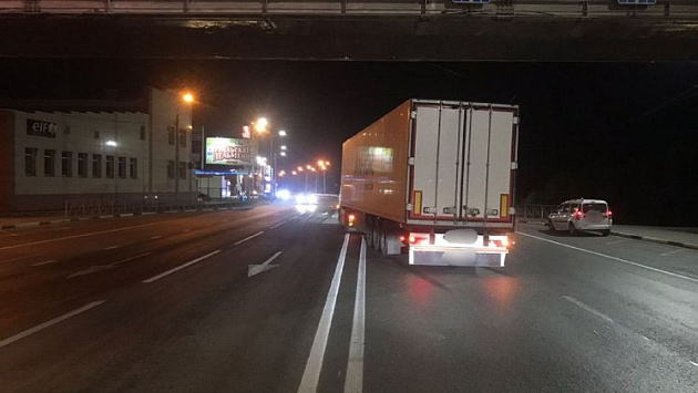 На трассе под Новосибирском грузовик задавил неизвестную женщину 