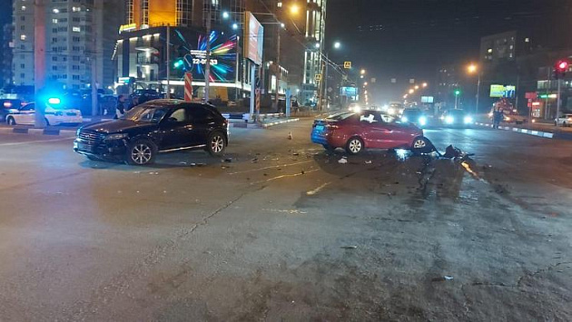 В Новосибирске 25-летняя пассажирка Infiniti попала в больницу после аварии