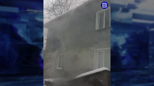 В Новосибирске горячая вода из прорвавшейся трубы затопила жилой дом