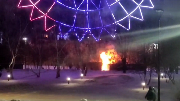 На новосибирской набережной сгорел киоск рядом с колесом обозрения
