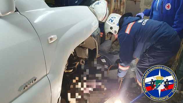 В Новосибирске сорвавшийся с домкрата автомобиль убил 40-летнего мужчину