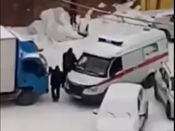 В Новосибирске водитель грузовика не предоставил проезд «скорой помощи» с тяжелобольным в салоне 