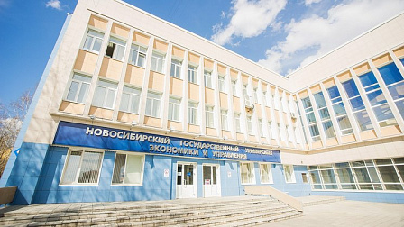 В Новосибирске шторм сдул временную крышу университета экономики и управления