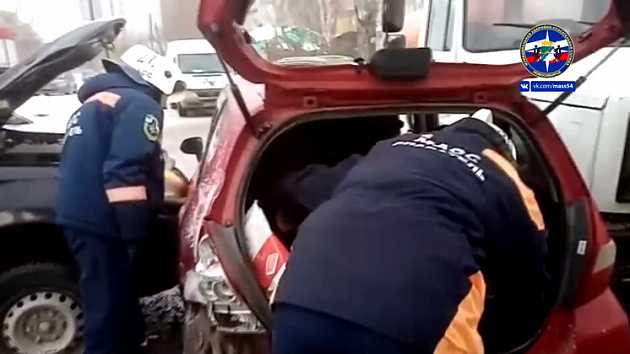 В Новосибирске три человека пострадали в столкновении трёх автомобилей