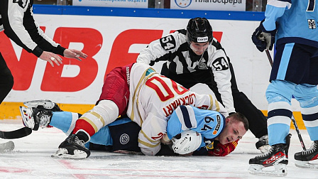 В Новосибирске хоккеисты устроили мордобой во время матча «Сибири» и «Куньлуня»