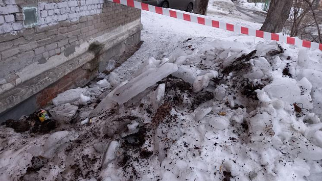 В Новосибирске глыба льда упала на голову 41-летней женщины с крыши жилого дома