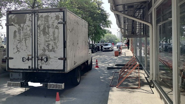 В Новосибирске грузовик задним ходом задавил 68-летнюю пенсионерку около магазина