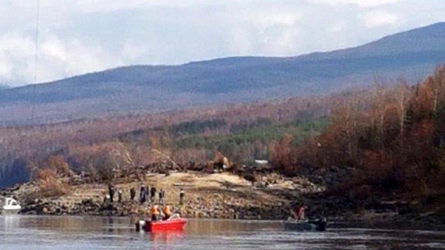 В Иркутске вертолет зацепил провода линии электропередачи и затонул в реке