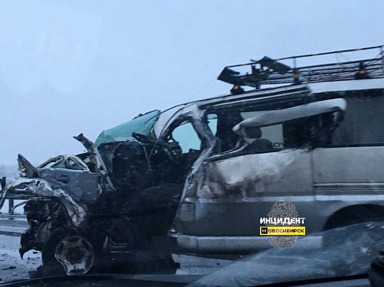 Два человека погибли в тройном ДТП на Чуйском тракте в Новосибирской области