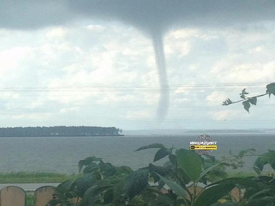 Водяной смерч напугал жителей в Новосибирской области 