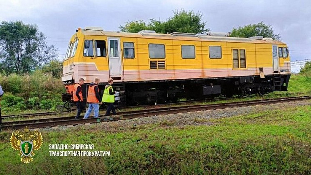 В Новосибирске сошёл с рельсов снегоуборочный состав на станции Инской