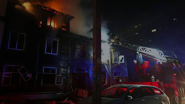 Четыре человека погибли во время ночного пожара в жилом доме в Новосибирске