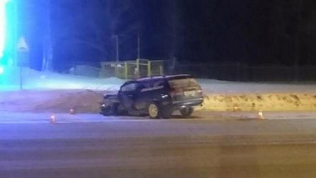 В Новосибирске водитель и несовершеннолетняя пассажирка пострадали из-за столкновения с фонарём