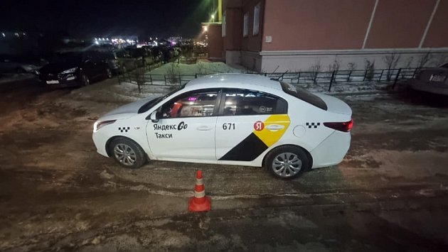 В Новосибирске автомобиль такси наехал на шестилетнюю девочку во дворе дома