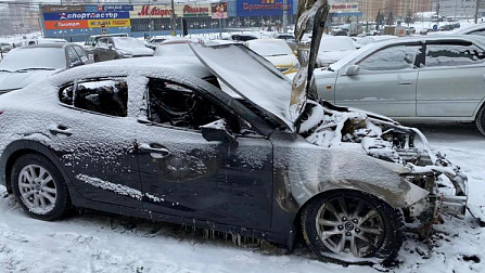 В Новосибирске неизвестные сожгли чужой автомобиль во дворе жилого дома на улице Фрунзе